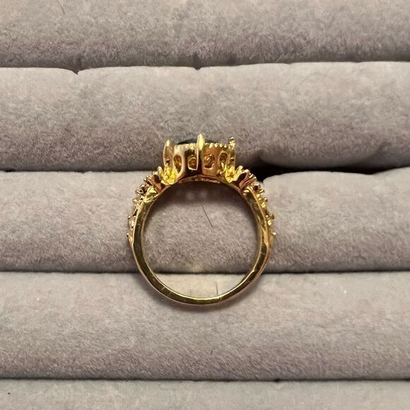 ⭐️3/$25⭐️ NEW Gold Tone Ring With Oval Emerald And Diamond Crystal - Picture 4 of 4
